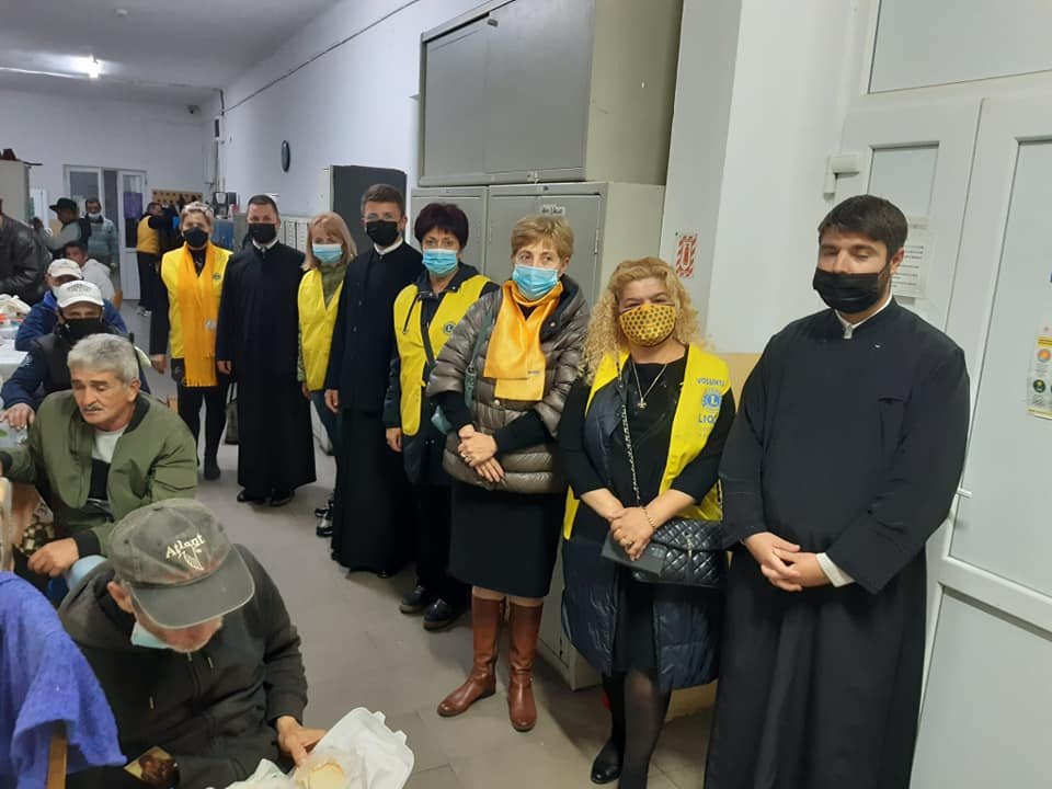 Cu Club Lions 2007 și Asociația Filantropia a Arhiepiscopiei Aradului la Adăpostul de noapte