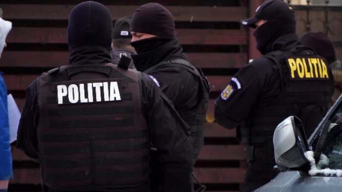 Percheziții la Covăsânț într-un dosar de contrabandă și nerespectarea regimului armelor
