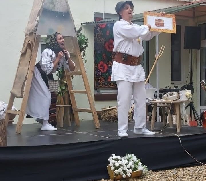 Trupa Marionete Arad prezintă duminică spectacolul „Prostia omenească“