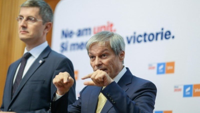 PLUS mai tare ca USR: Dacian Cioloş a câştigat alegerile interne în faţa lui Dan Barna