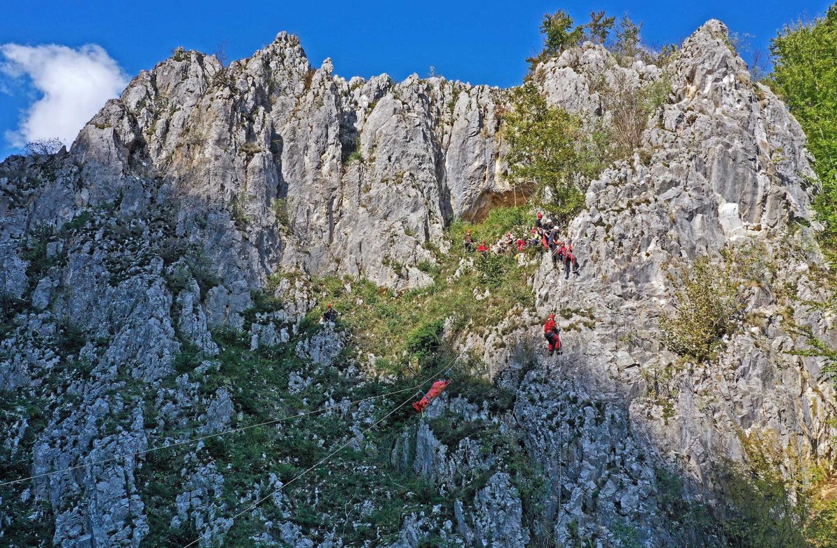 Exerciții de salvare, speologice și montane cu participarea Salvaspeo Arad (FOTO)