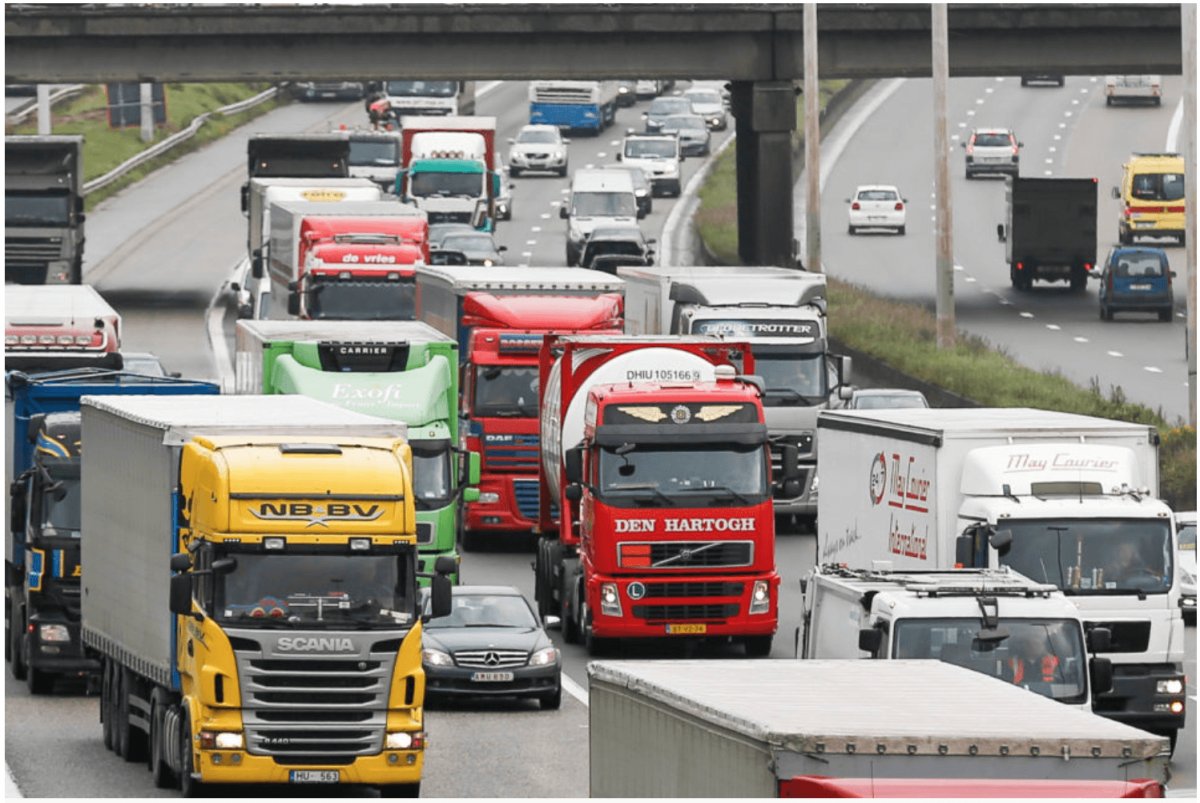 Criza şoferilor de camioane se extinde: după Marea Britanie, Belgia şi Franţa caută mii oameni care să conducă camioanele