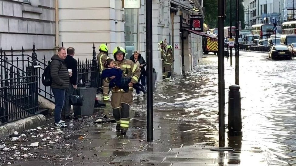 Inundaţii la Londra după ploaia abundentă de azi-noapte (VIDEO)