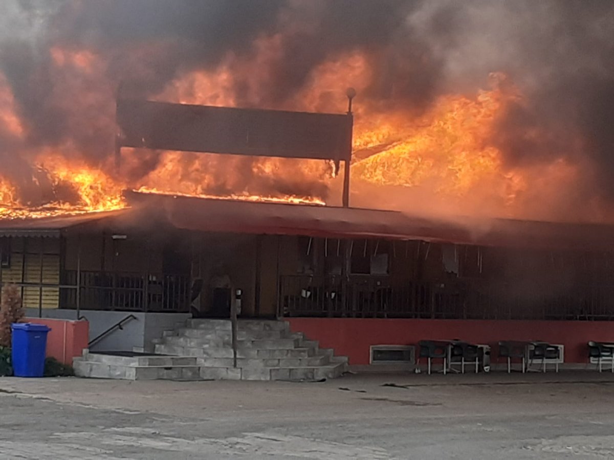 Incendiu la acoperișul Restaurantului Mega Trak Parc din Vladimirescu