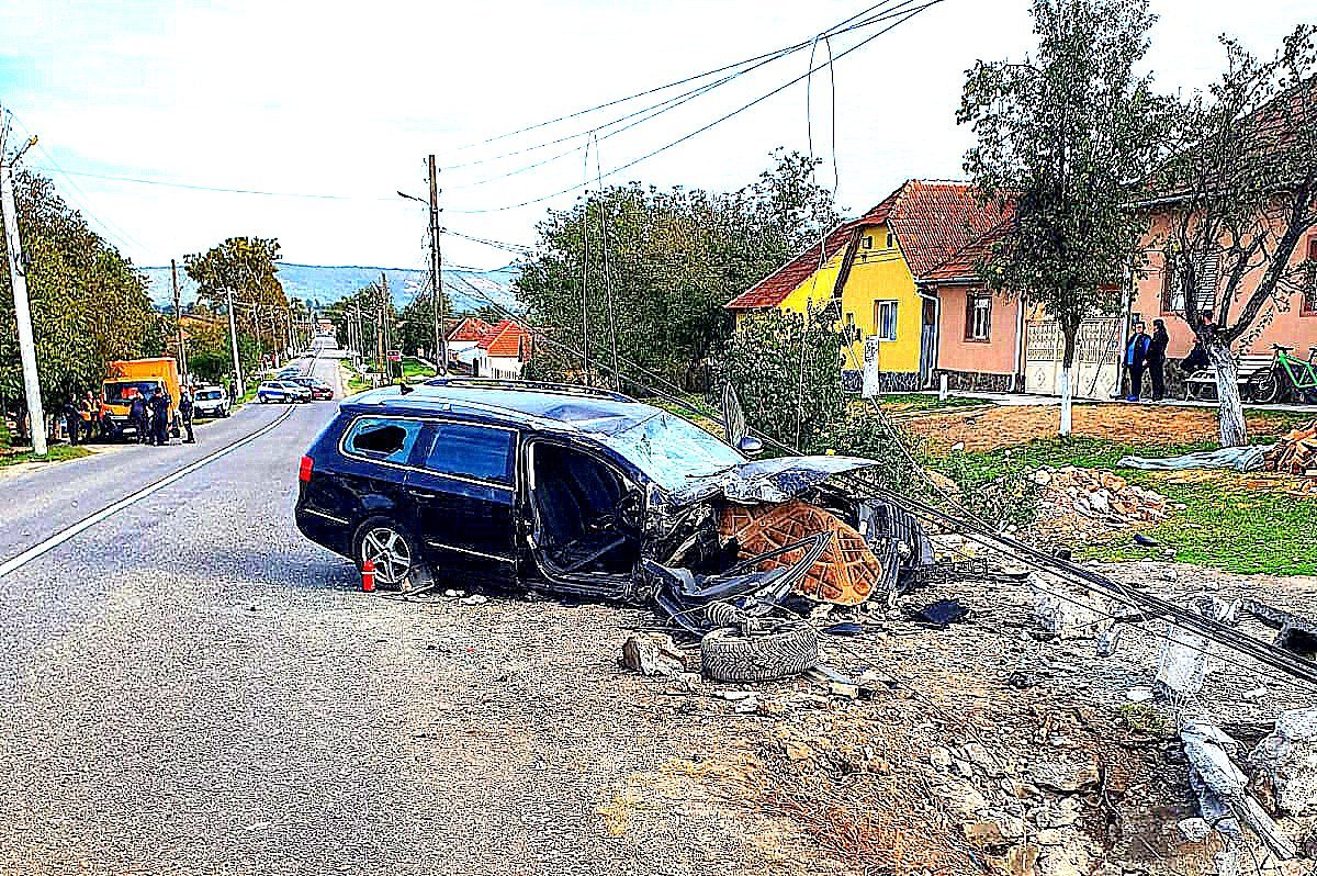 O femeie a rupt un stâlp de curent cu mașina la Bârsa