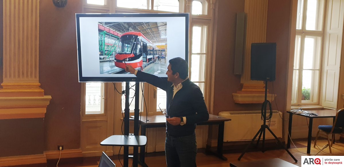 Transport în comun cu tramvaie şi autobuze în culorile UTA-ei (FOTO)