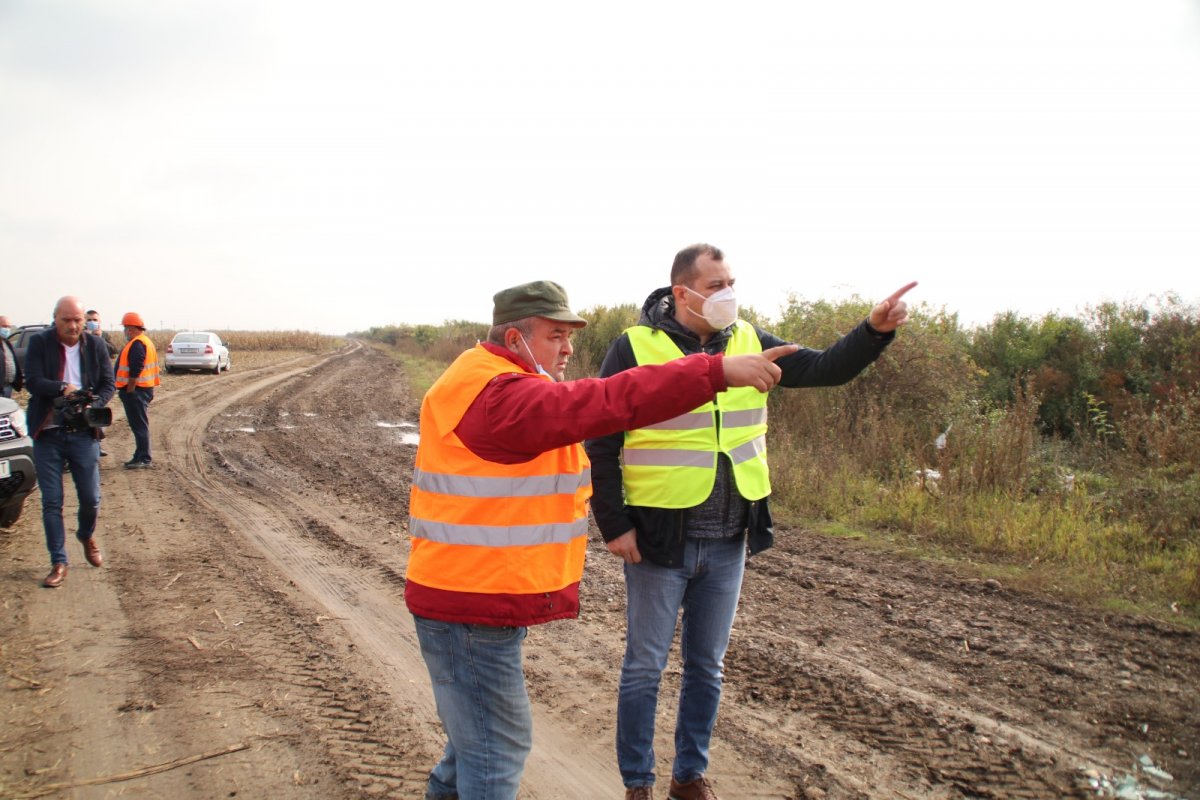 Constructorii drumului Sânmartin – Olari – Caporal Alexa au fost somați să realizeze lucrări de calitate
