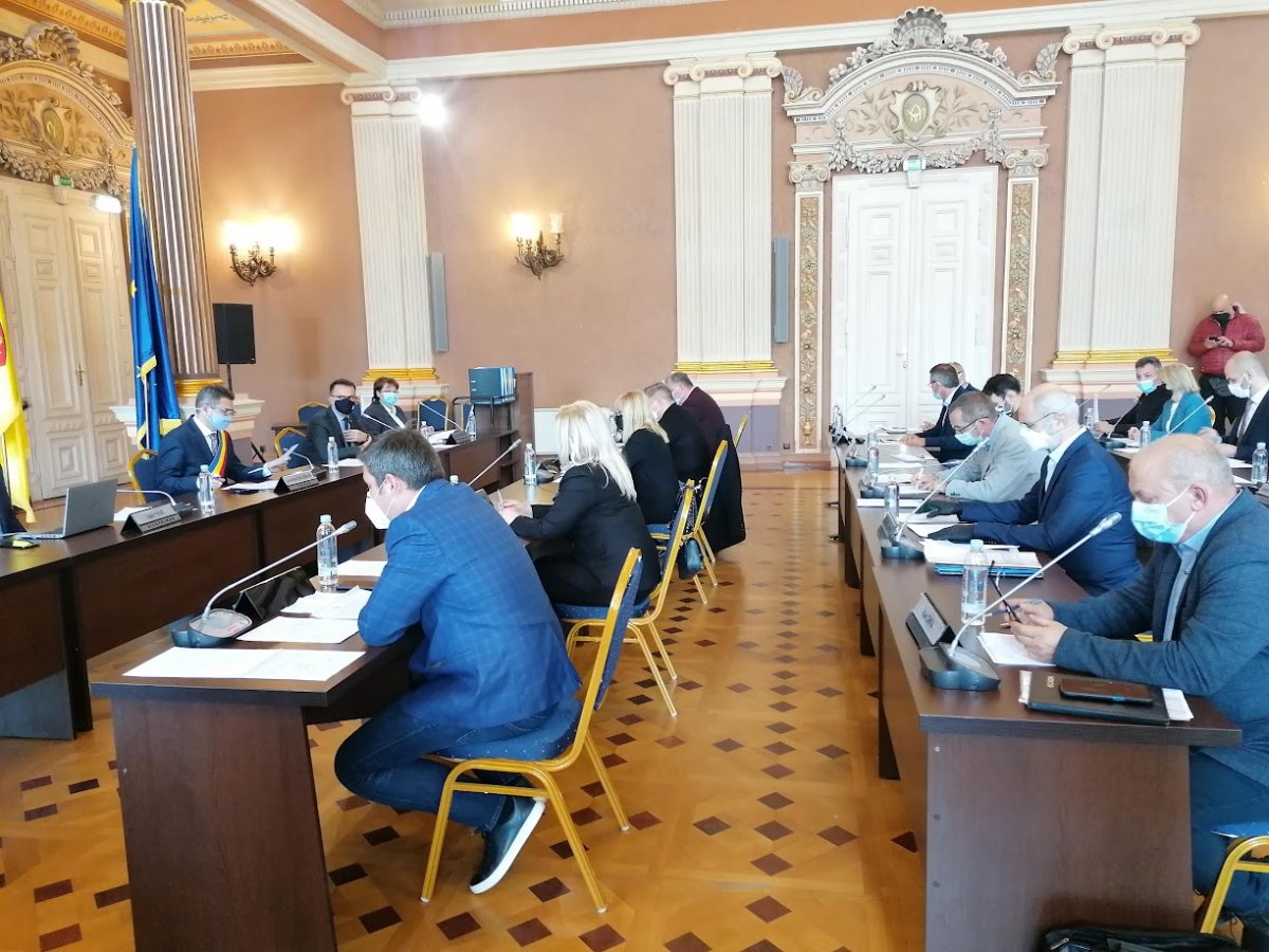 Consilierii municipali au fost convocați în ședință ordinară, dar a avut loc și o a doua ședință a CLM