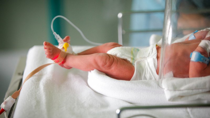 Bebeluș de două luni, internat cu Covid-19 într-o secție a Spitalului Județean Arad
