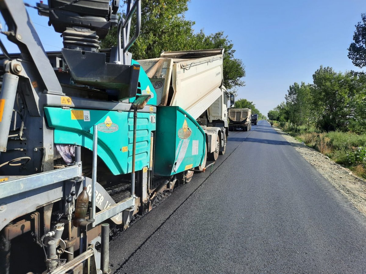 Pe drumul Arad-Şiria-Pâncota se toarnă stratul de uzură; când s-ar putea circula pe un asfalt nou pe ruta Arad-Pâncota