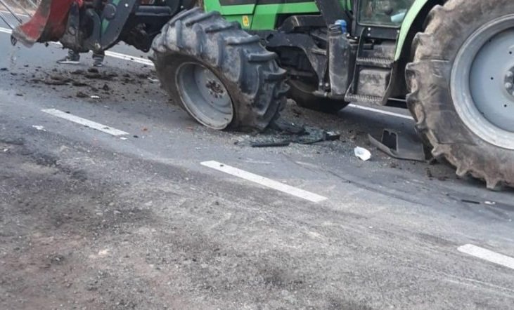 Impact între tractor și autoturism, la Berechiu