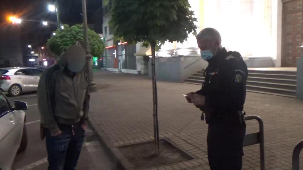 Deși trebuia să fie în carantină la domiciliu în Oradea, un bărbat a fost prins de jandarmi în Arad