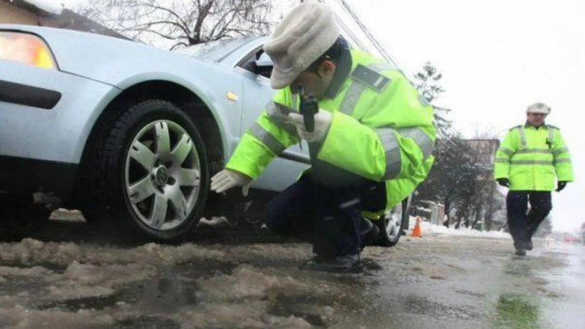 Când trebuie să schimbaţi cauciucurile în sezonul rece ca să nu primiţi amendă