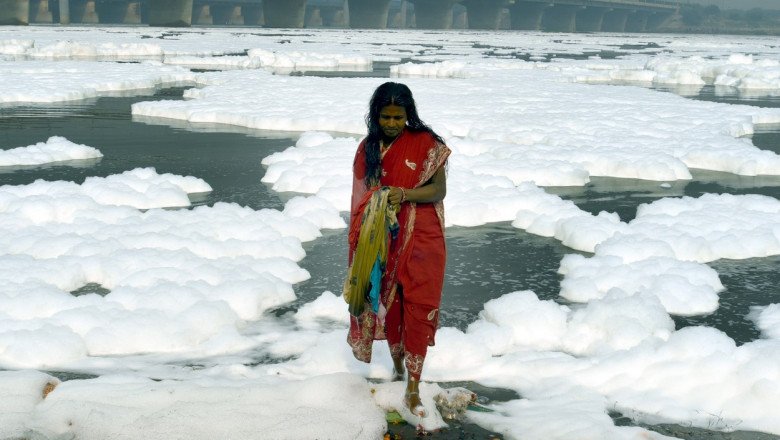 Spuma toxică a acoperit un râu sacru din India, însă hindușii se scaldă în el, ca să se „purifice”