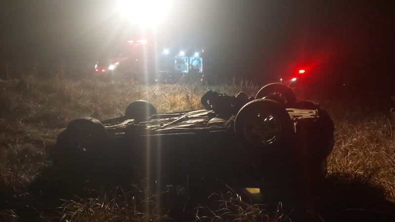Autoturism răsturnat în afara șoselei la Iratoșu. Șoferul care era beat criță și o fetiță de 3 ani au fost transportați la spital