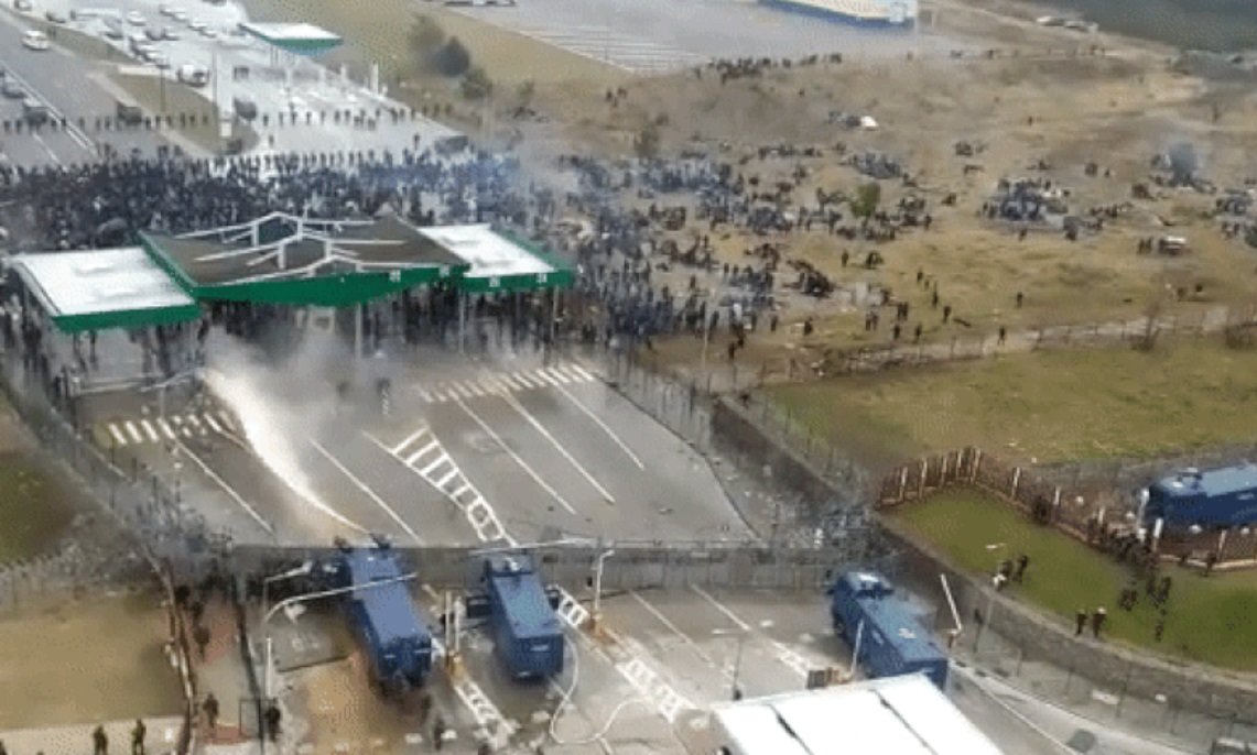 Migranții au luat cu asalt punctul de frontieră Kuznița. Polonezii folosesc tunurile cu apă