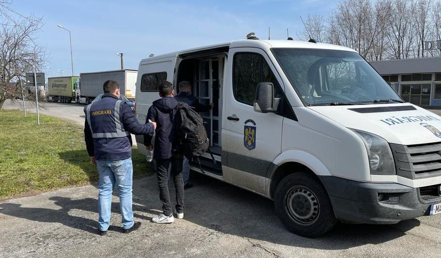 Nouă cetățeni străini, îndepărtați sub escortă din România