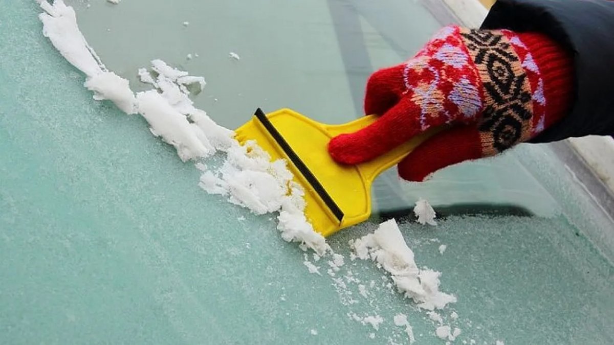 Iată ce trebuie să faci ca să nu îți înghețe parbrizul iarna. Trucurile pe care le folosesc cei mai iscusiți șoferi!