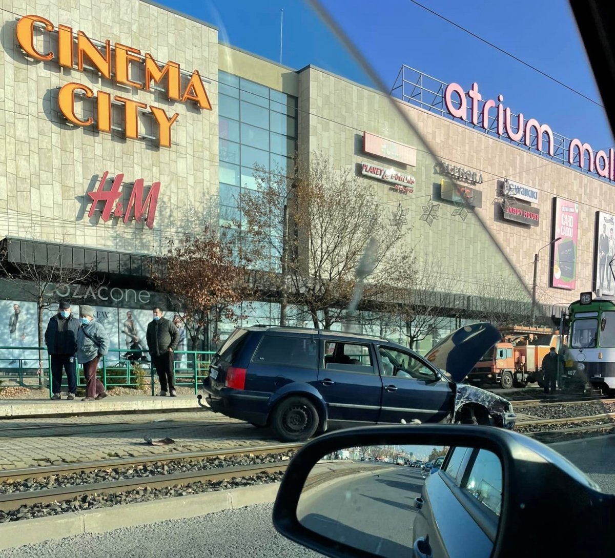 Accident cu un rănit în fața mall-ului Atrium