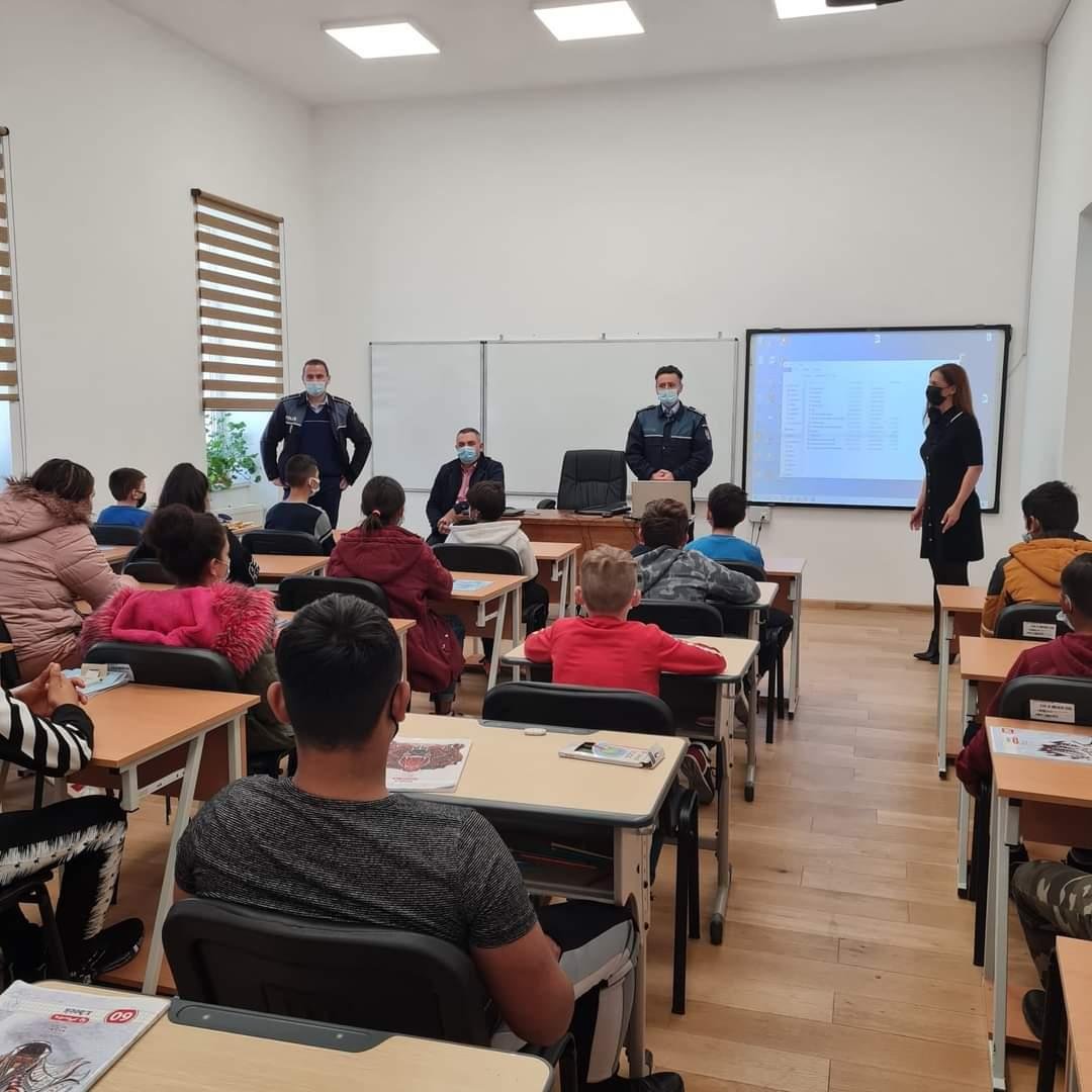 Activități educativ-preventive cu elevii Liceului Teoretic Sebiș și cu cei ai Școlii Gimnaziale „Gabriel Brola” Buteni
