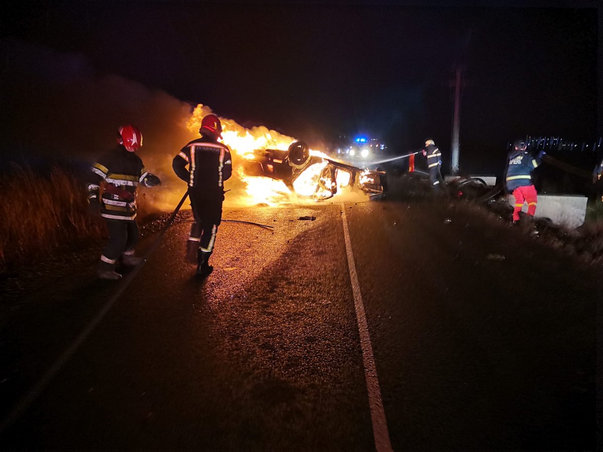 Un autoturism a ars complet pe drumul Arad - Șiria