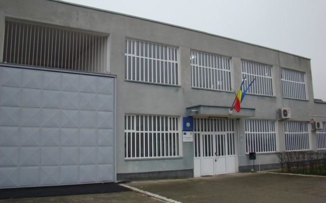 Un deținut din Penitenciarul Arad a înșelat o femeie prin metoda „accidentul”