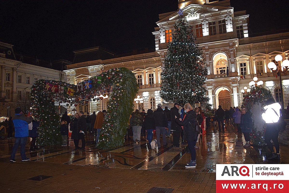 Beculețe pomului de Crăciun din fața Primăriei au fost aprinse