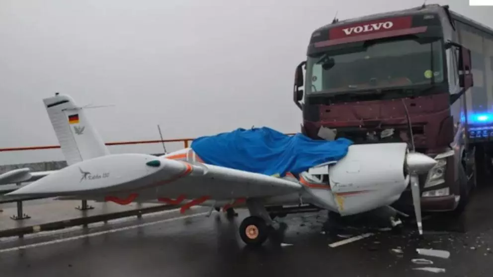Accident neobișnuit: Un tir a LOVIT un avion pe autostradă - Șoferul este român