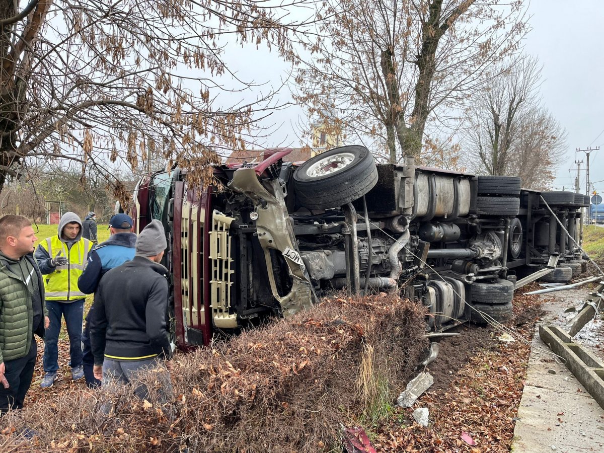 Accident cu TIR răsturnat la Șimand