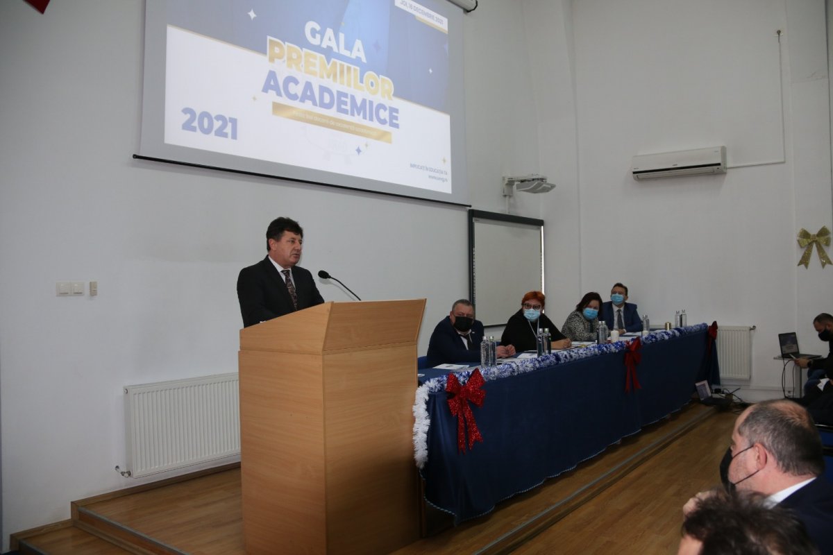 Consiliul Județean Arad, premiat la Gala Premiilor Academice 2021 a Universității de Vest „Vasile Goldiș” Arad (FOTO)