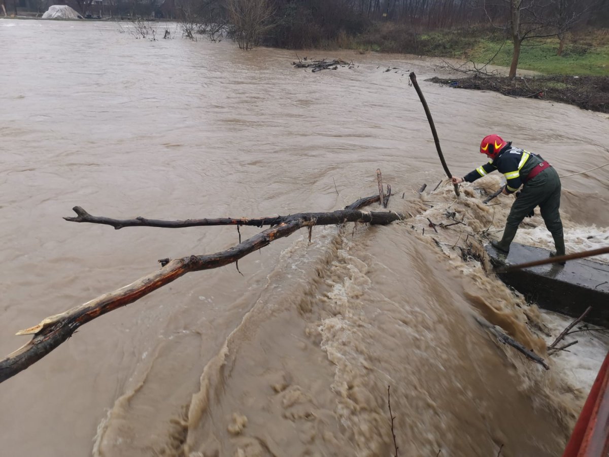 Deblocarea unor poduri, podețe si punți de trecere pe Crișul Alb în zona Sebișului