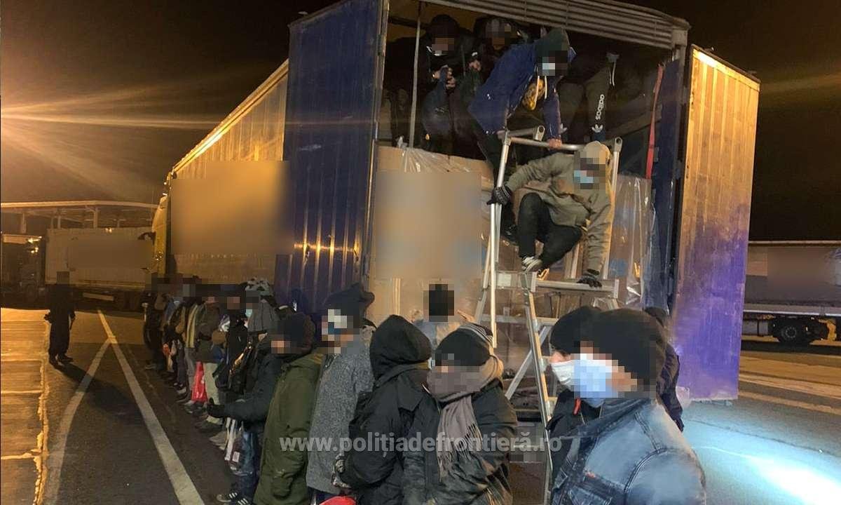 56 de migranți descoperiți la frontiera arădeană, ascunşi în mijloace de transport (VIDEO)