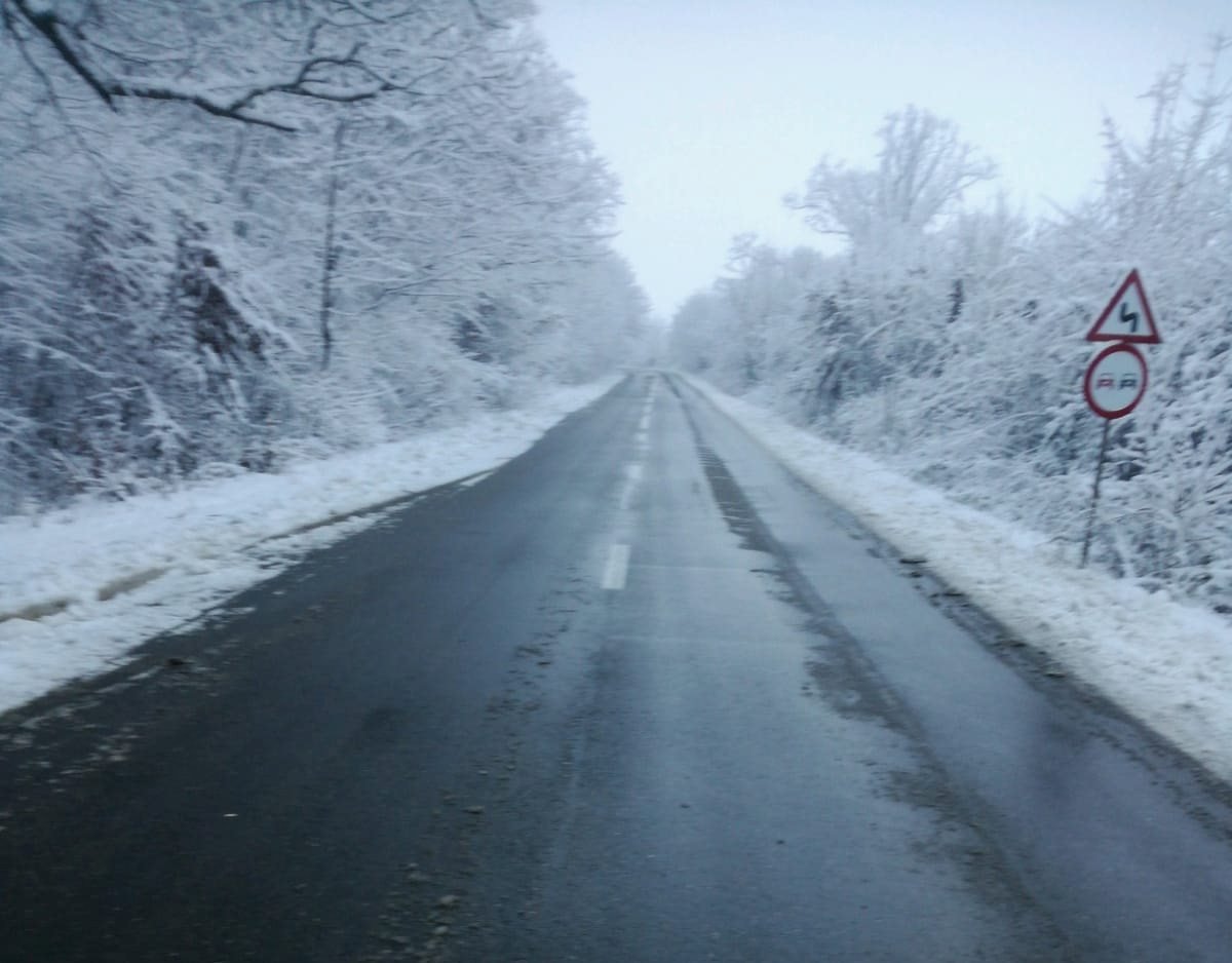 Drum judeţean închis din cauza zăpezii / UPDATE: Circulația a fost reluată astăzi la ora 12