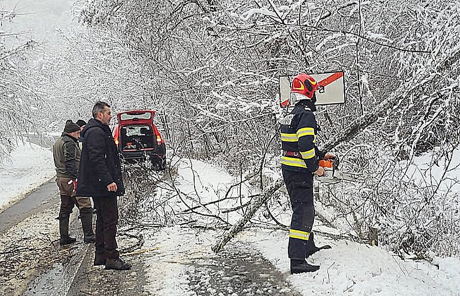 Un echipaj de pompieri ai Detasamentului Sebiș în acțiune între Slatina de Mureș si Julița 