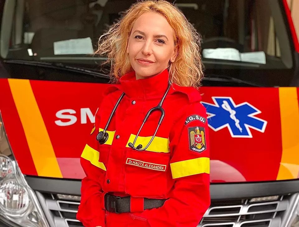 Tânăra care a devenit medic inspirată de mătușa sa, asistenta medicală care a murit la prăbușirea elicopterului SMURD 