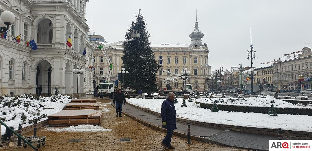 Sfârşit de târg: căsuţele au început să fie demontate, iar bradul urmează să fie luat din faţa Primăriei