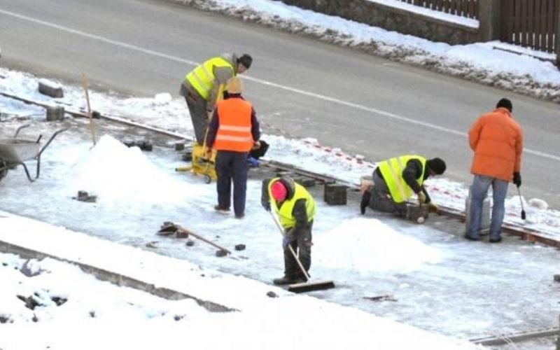 Ce măsuri trebuie să ia angajatorii care-şi pun salariaţii să lucreze în ger