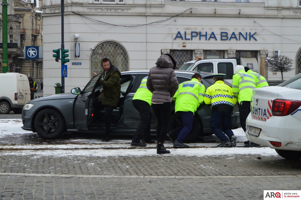 Circulaţia tramvaielor paralizată în urma unui accident la kilometrul zero (FOTO)