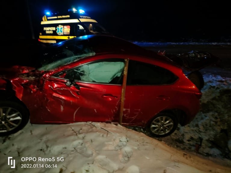 Accident pe drumul judeţean care leagă Ghioroc de Sâmbăteni (FOTO)