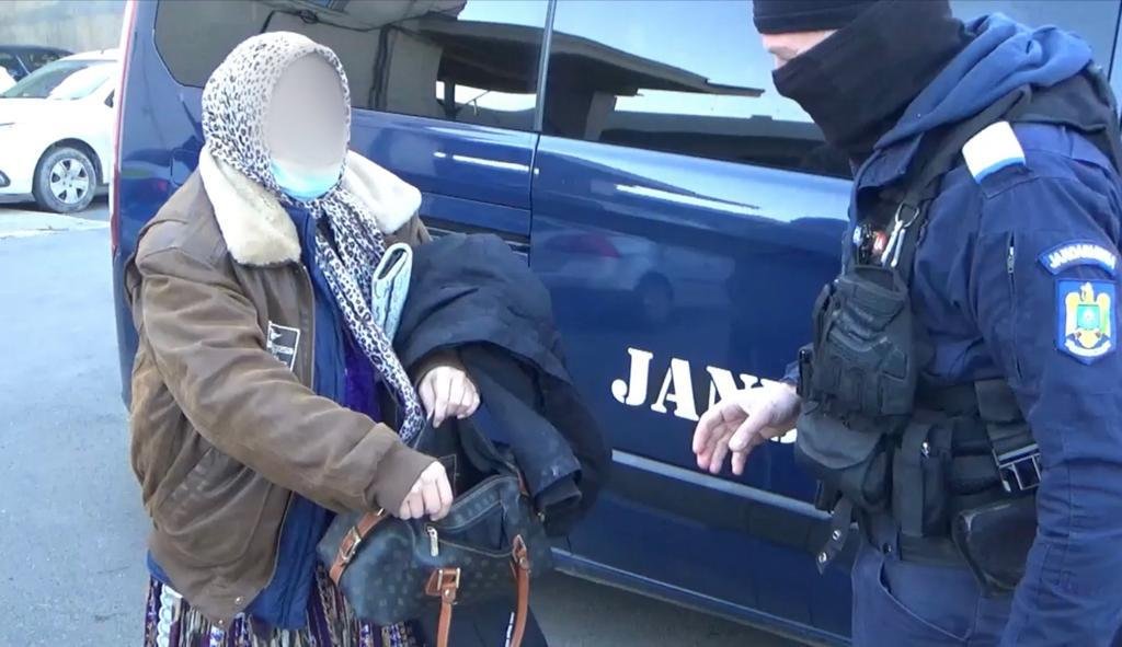 Jandarmii au depistat o femeie care avea asupra sa peste 700 de articole pirotehnice
