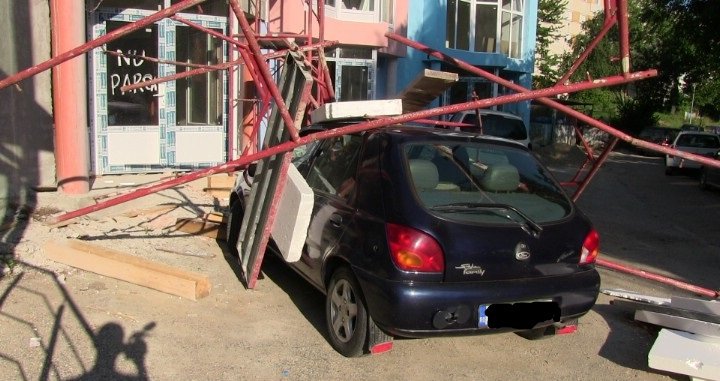 Mașină proiectată într-o schelă metalică pe strada Crișan