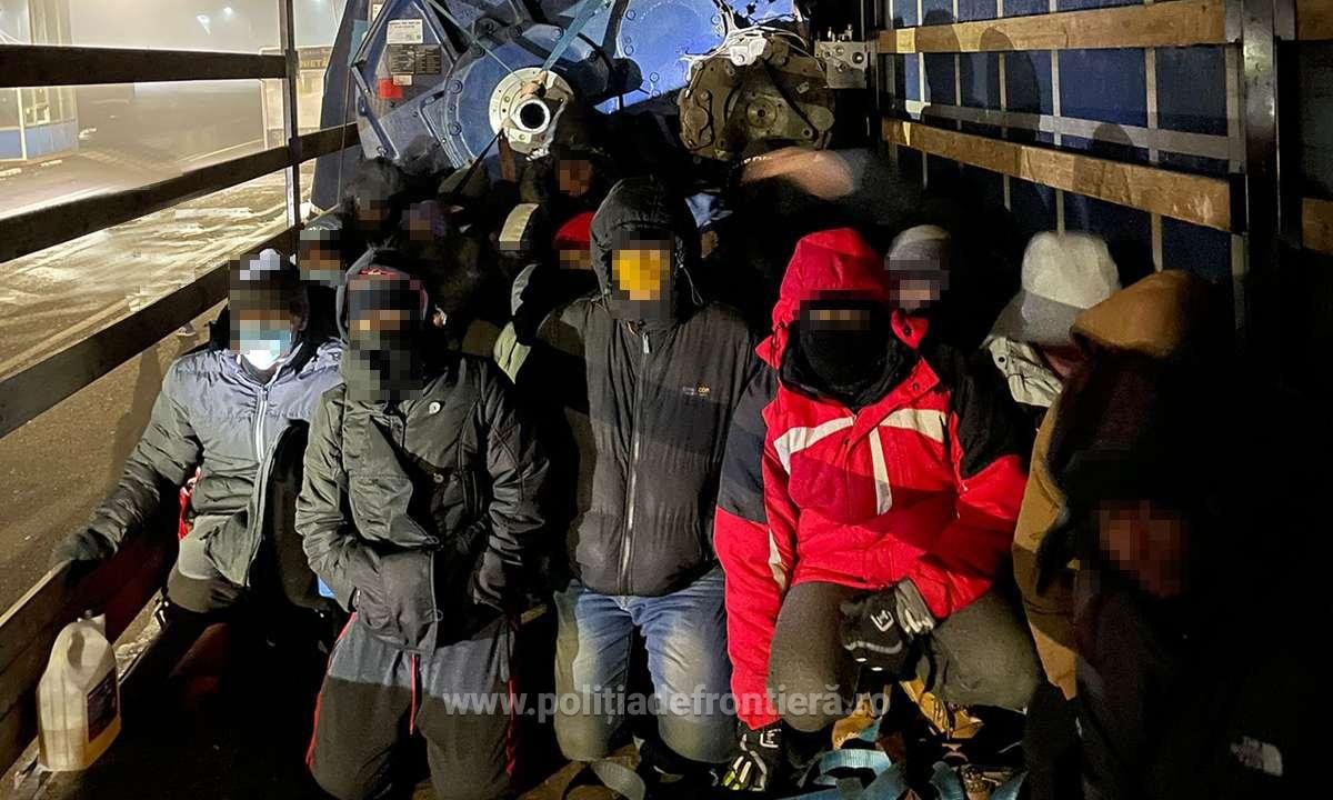 27 de migranți înghesuiți într-un camion, reținuți de polițiștii de frontieră de la Nădlac (VIDEO)