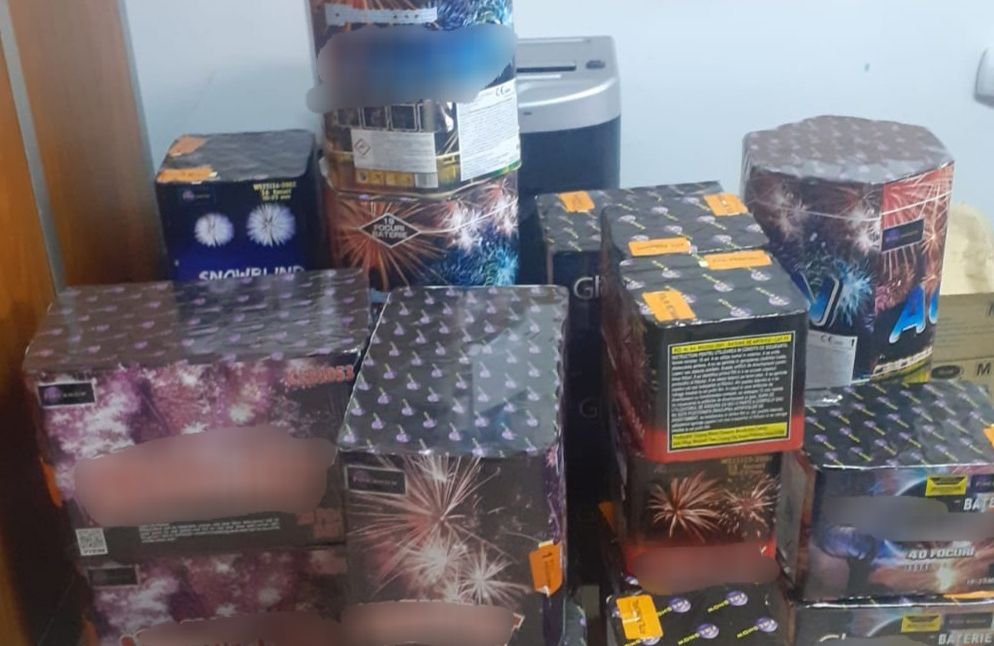 Baterii și artificii, confiscate de polițiștii de proximitate 