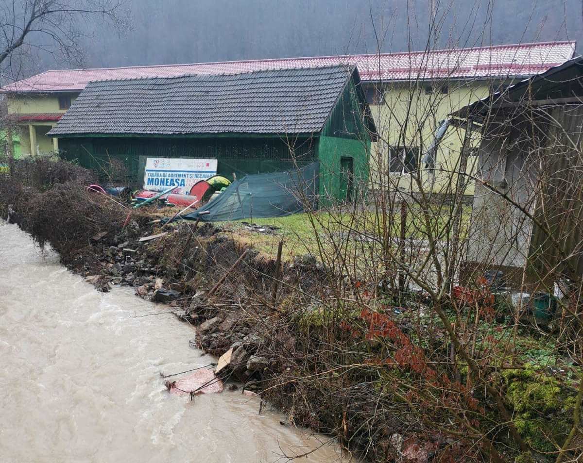 Tabăra de la Moneasa afectată de inundaţii