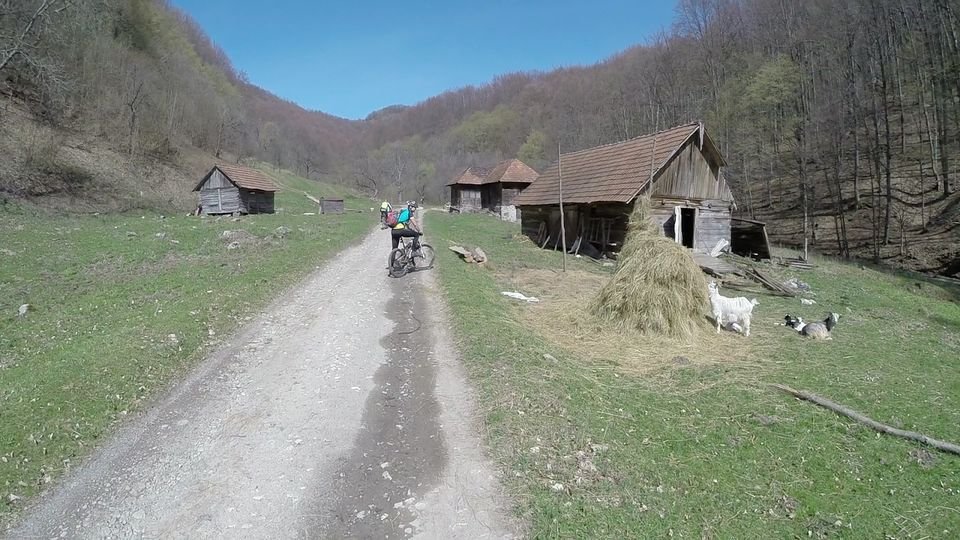 O nouă legătură cu judeţul Hunedoara; drumul Petriş-Obârşia va fi reabilitat