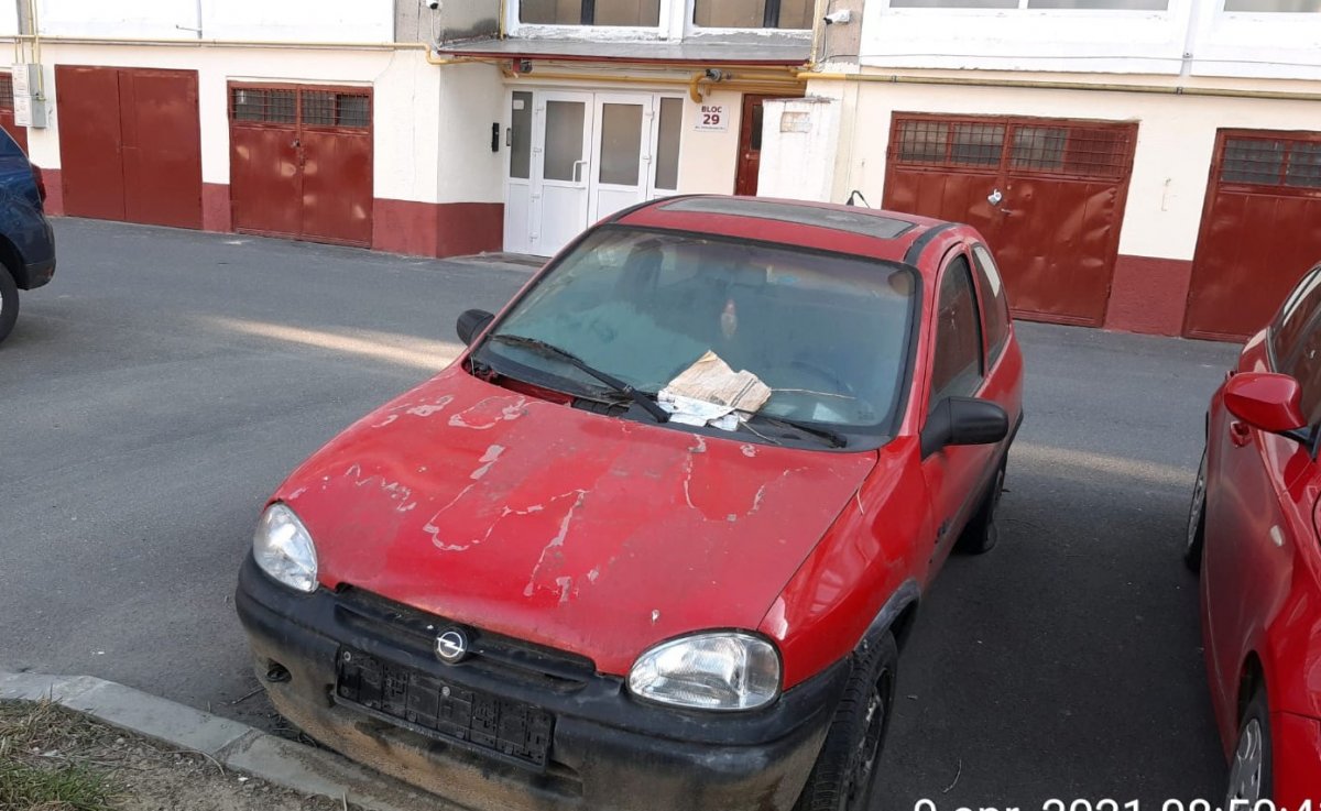 Poliţia Locală vrea extinderea sistemului de parcare cu plată din cauza unor şoferi care şi-au abandonat rablele pe domeniul public