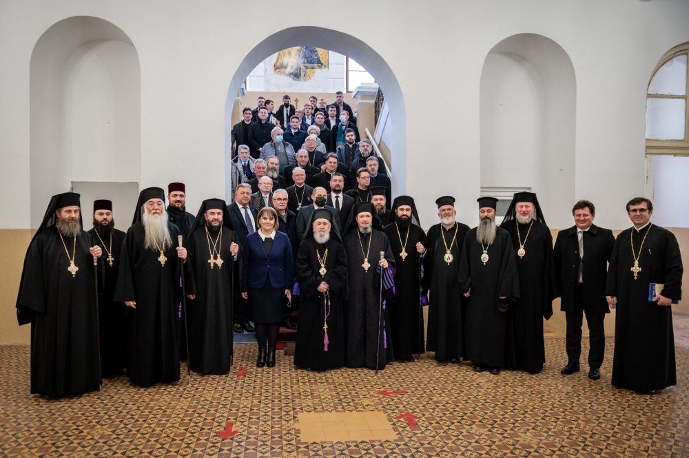 Nouă ierarhi ai Bisericii Ortodoxe Române au participat la deschiderea manifestărilor dedicate bicentenarului învățământului teologic arădean (FOTO)