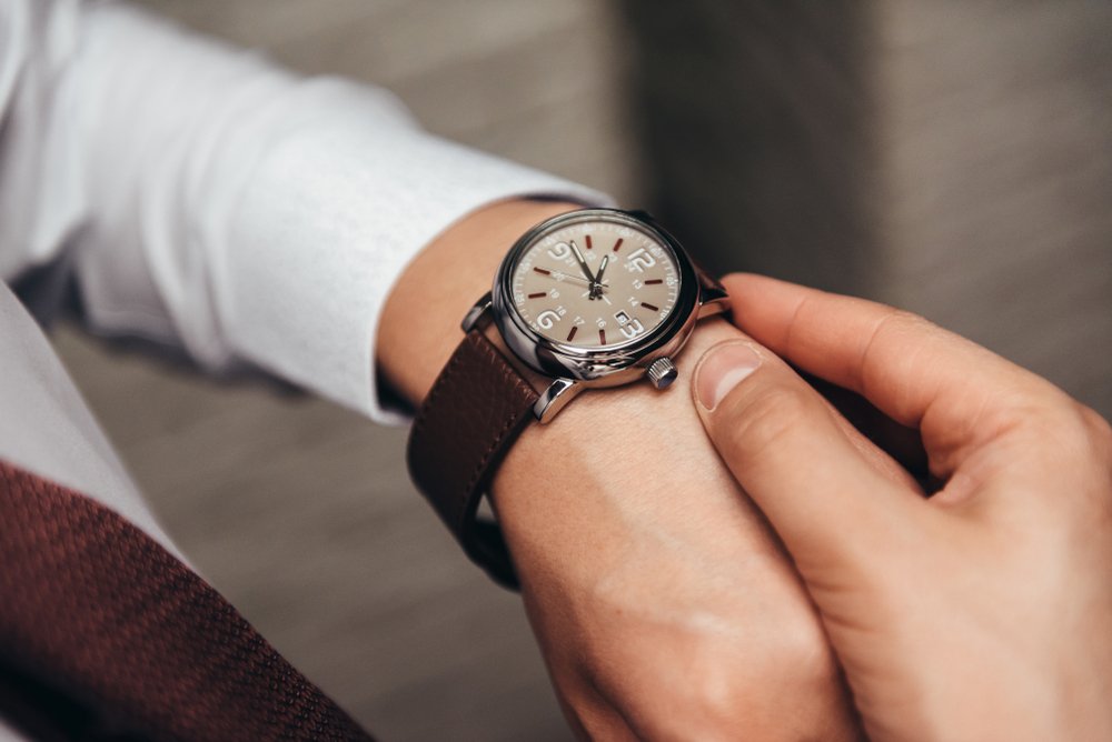 Două tipuri de ceasuri preferate de către bărbații activi