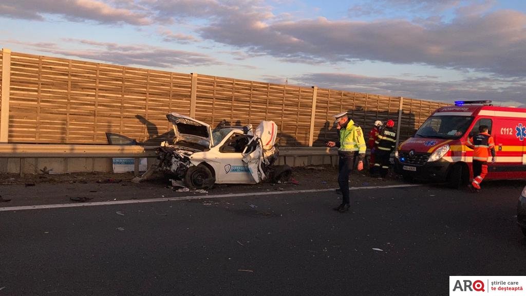 Accident cu doi răniţi, dintre care unul în stare gravă, pe autostradă (FOTO) / UPDATE: Victimele sunt din Pecica, un bărbat de 54 de ani şi o tânără de 19 ani