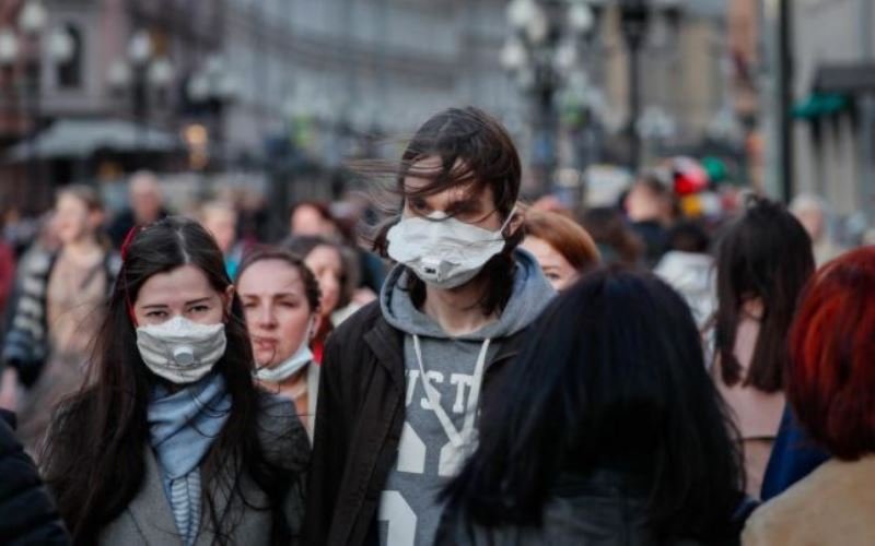 După doi ani de pandemie, mai multe ţări europene au început să renunţe la restricţii